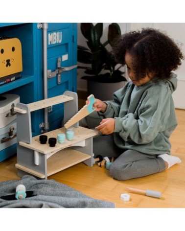 Établi de bricolage avec outils en bois
