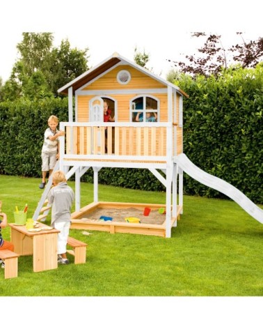 Maisonnette en bois brun/ blanc sur pilotis avec toboggan blanc