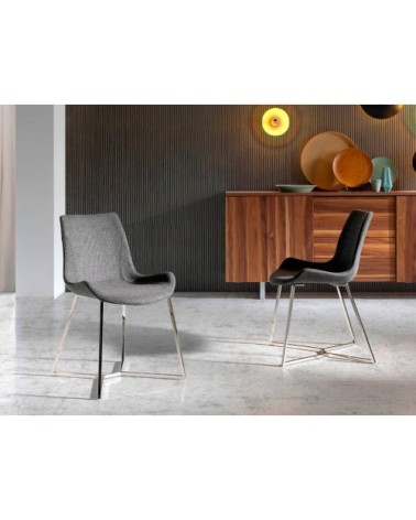 Chaise en tissu gris et pieds chromé