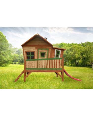 Grande cabane en bois sur pilotis avec escalier et toboggan