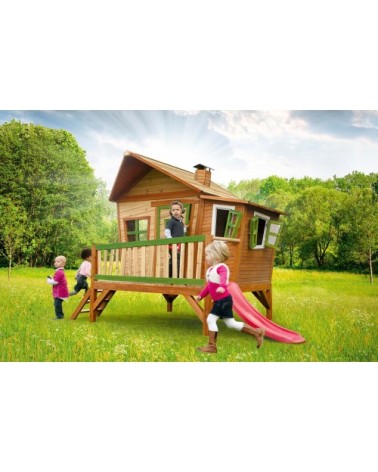 Grande cabane en bois sur pilotis avec escalier et toboggan