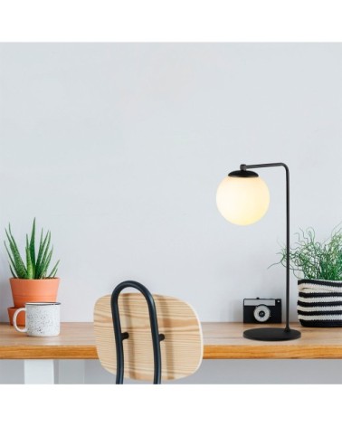 Lampe de table noire avec sphère en verre opale