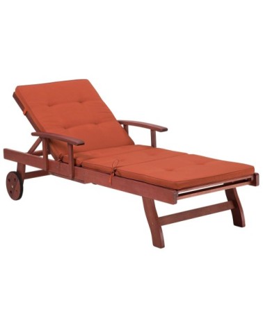 Chaise longue en bois naturel avec coussin rouge