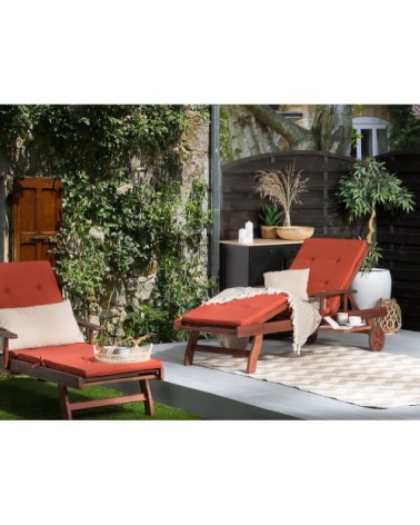 Chaise longue en bois naturel avec coussin rouge