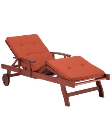 Chaise longue en bois naturel avec coussin rouge