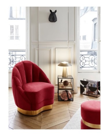 Fauteuil en velours bordeaux, base cerclage doré effet laiton