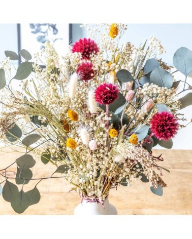 Bouquet de fleurs séchées à base de chardons rose et d'eucalyptus