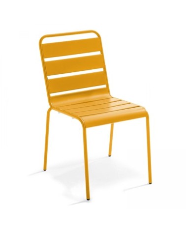 Chaise en métal jaune