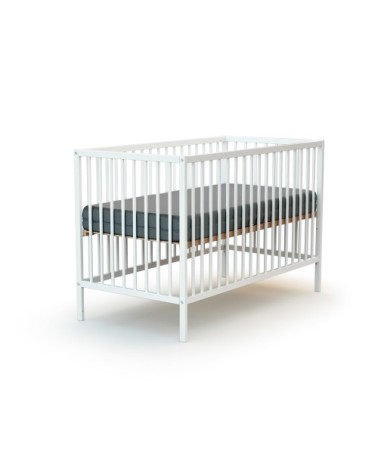 Lit bébé en bois avec matelas blanc