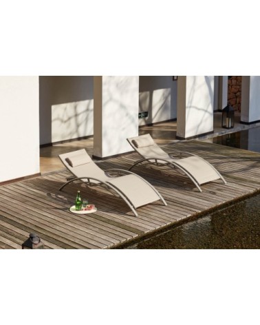 Transat ajustable et empilable avec pieds en acier capuccino