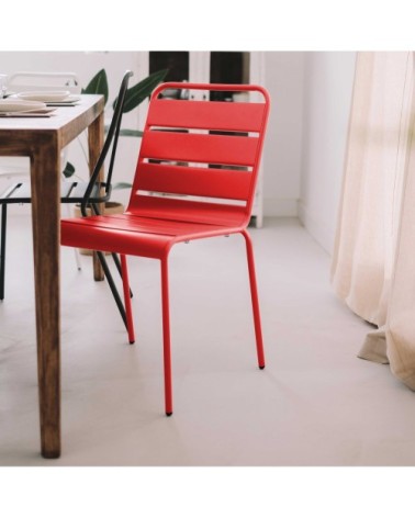 Chaise en métal rouge