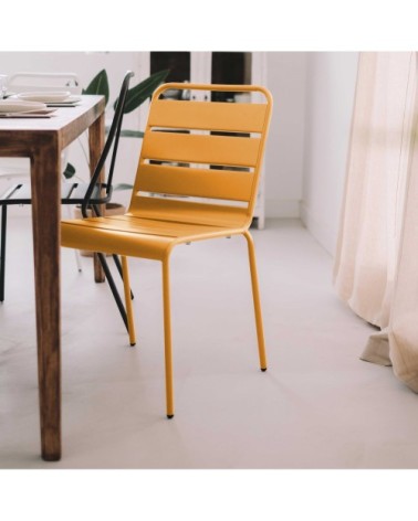 Chaise en métal jaune