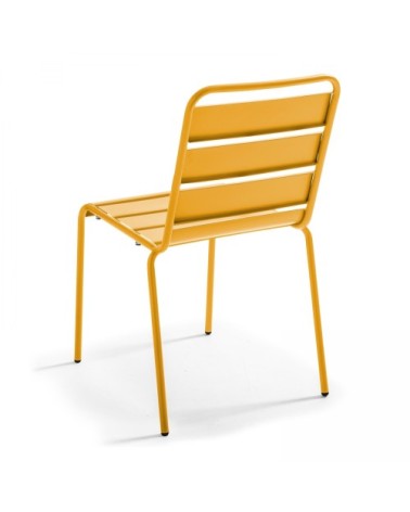Chaise en métal jaune