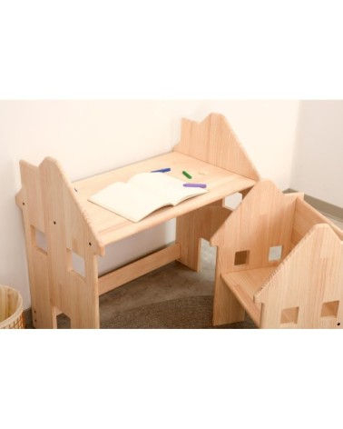 Bureau en pin massif de couleur bois naurel style Montessori.