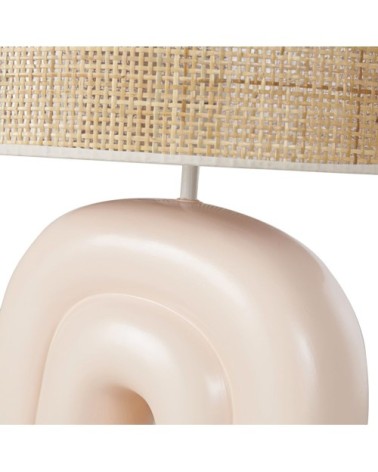 Lampe en céramique rose poudrée sculptée et abat-jour en rabane tressé
