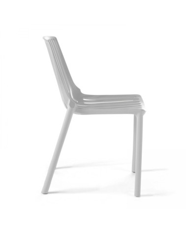 Chaise de jardin ajourée en plastique blanc