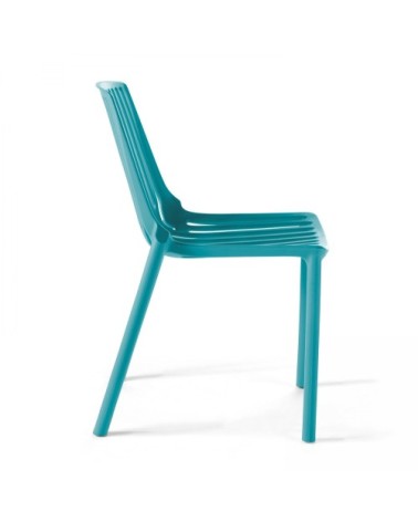 Chaise de jardin ajourée en plastique bleu