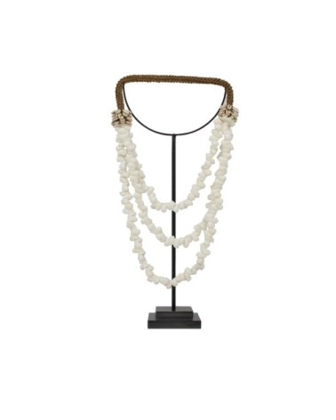 Collier en coquillages sur pied en métal noir