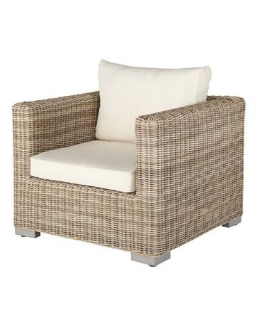 Fauteuil de jardin en résine tressée beige et coussins écrus