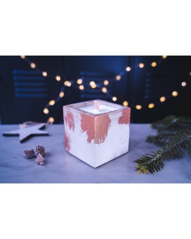 Bougie Noël en béton beige et patine cuivrée