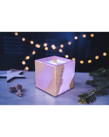 Bougie Noël en béton rose pastel et patine dorée