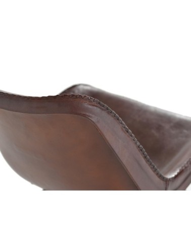 Chaise de style industriel recouverte de cuir naturel.