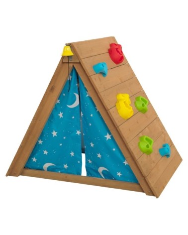 Tipi d'extérieur en bois avec mur d'escalade