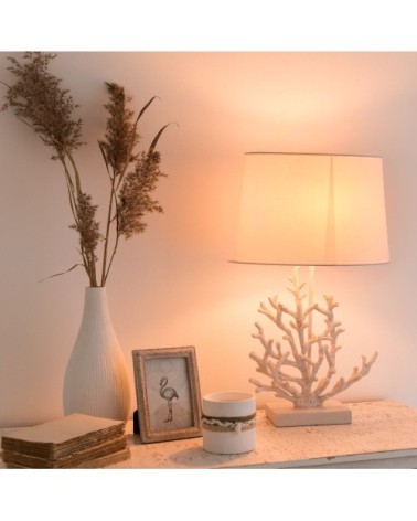 Lampe corail et abat-jour blancs