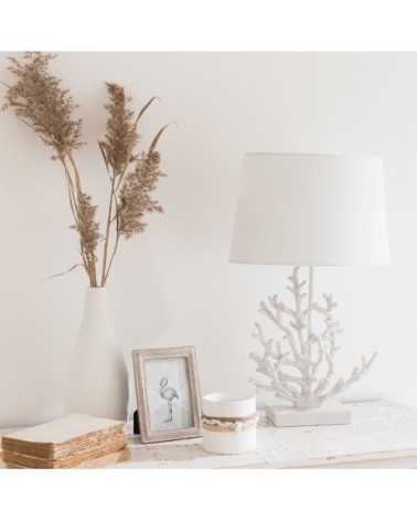 Lampe corail et abat-jour blancs