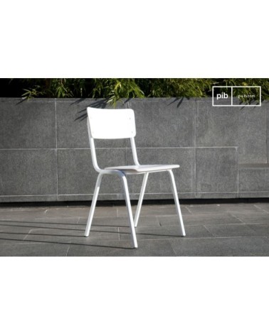 Chaise en bois blanc