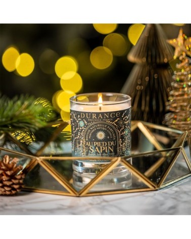 Bougie parfumée au pied du sapin