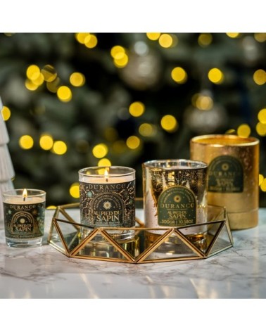 Bougie parfumée au pied du sapin