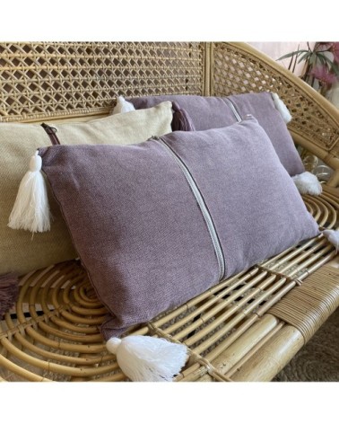 Coussin en coton lavé rose avec pompons blancs 30x50