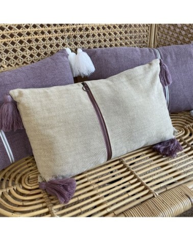 Coussin en coton lavé beige avec pompons rose 30x50
