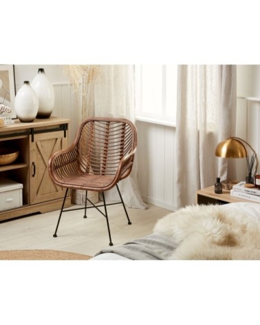 Chaise en rotin foncé