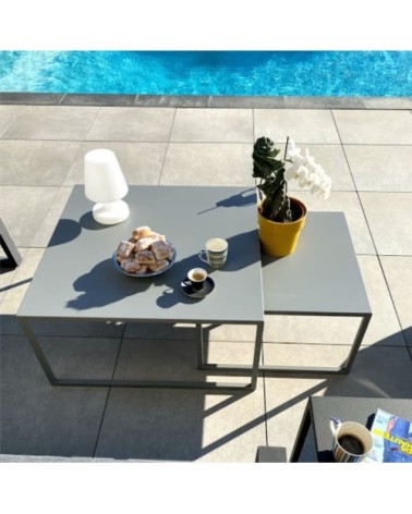 Table basse de jardin carrée en acier gris H40cm