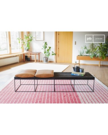 Grand banc scandinave en bois noir et coussins camel