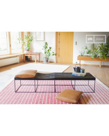 Grand banc scandinave en bois noir et coussins camel