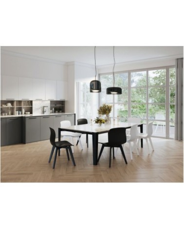 Lot de 2 chaises noires design avec pieds en bois teinté