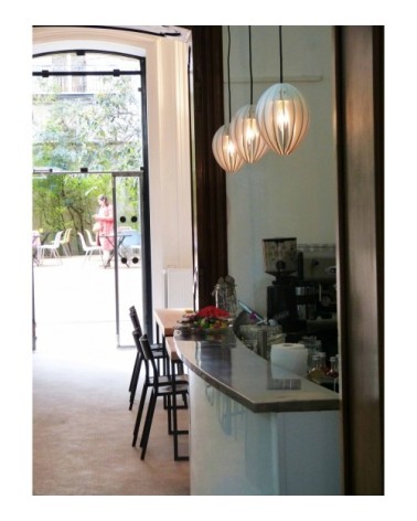 Lampe suspension bois et béton frêne teinté blanc cordon noir