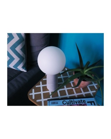 Lampe à poser en béton avec ampoule effet porcelaine