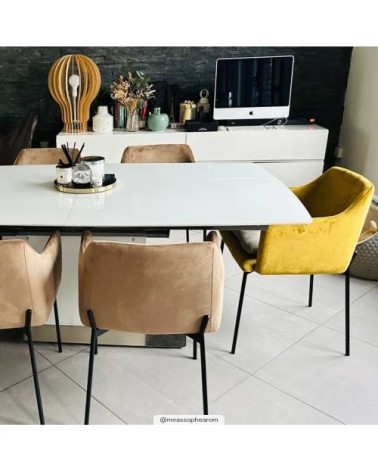 Fauteuil jaune moutarde en velours et pieds en métal noir