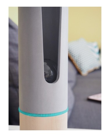 Lampe à poser en bois et béton, anneau feutrine turquoise