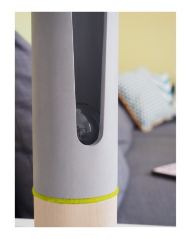 Lampe à poser en bois et béton, anneau feutrine jaune