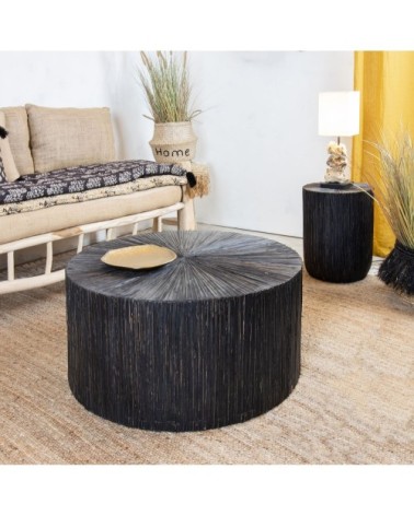 Table basse en bois et feuilles de cocotier