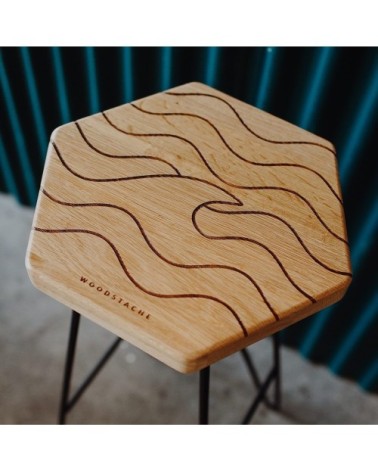 Tabouret bar en chêne massif gravure Wave H65 cm