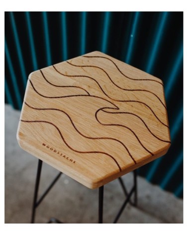 Tabouret en chêne massif gravure Wave H48,5 cm