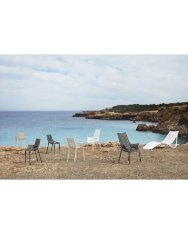 Chaise noire avec accoudoirs