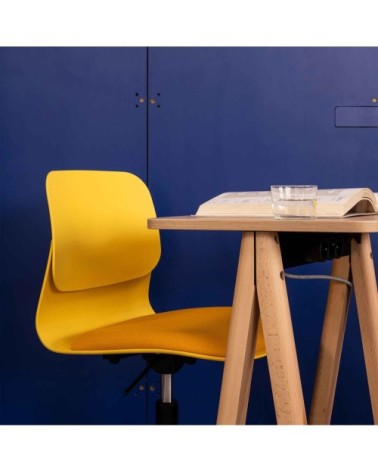 Chaise de bureau design jaune pivotante sur roulettes