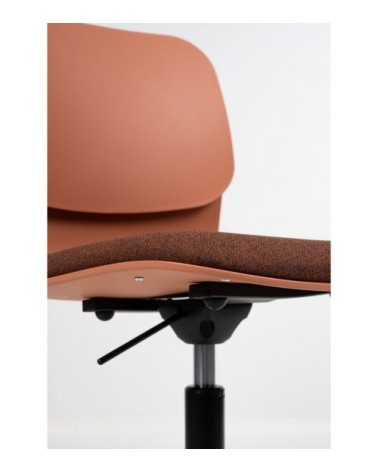 Chaise de bureau design terracottta pivotante sur roulettes